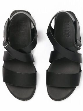 Munro Black Crisscross Strap Sandals